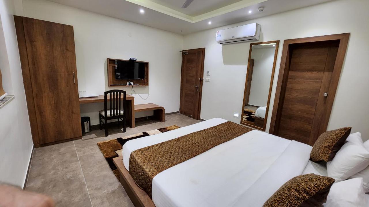 Hotel Nova Pride Rajkot Extérieur photo