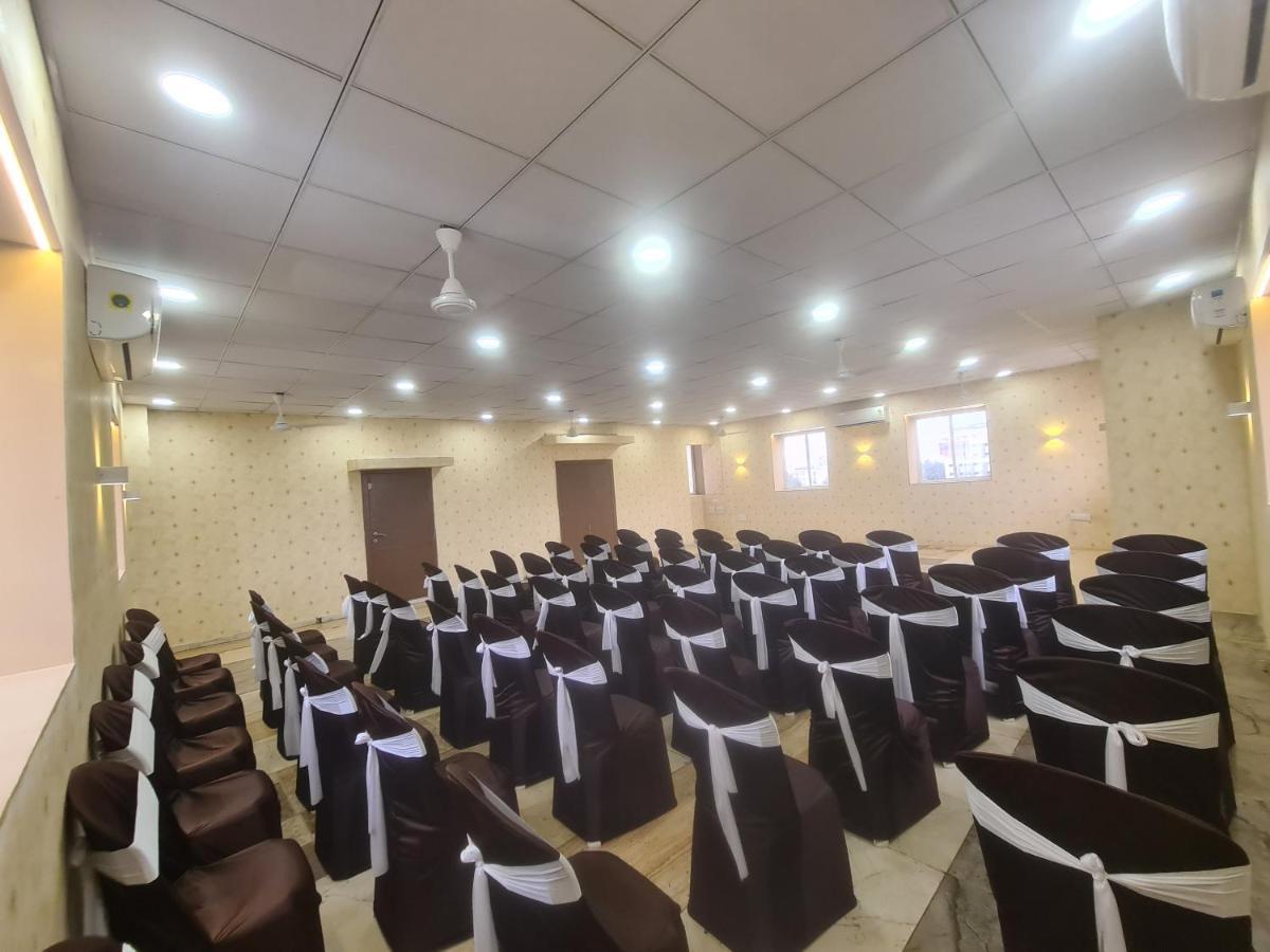 Hotel Nova Pride Rajkot Extérieur photo