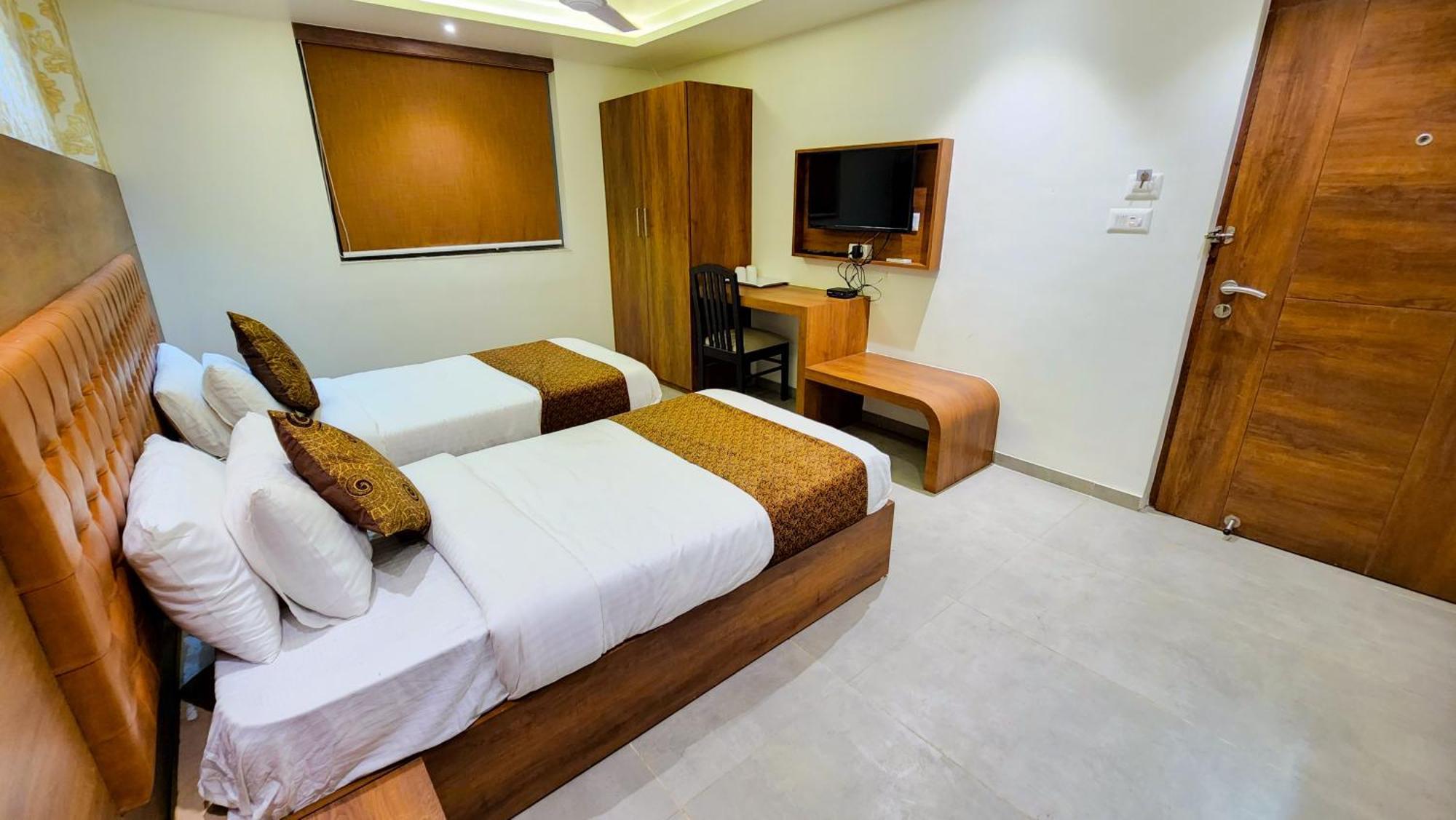 Hotel Nova Pride Rajkot Extérieur photo